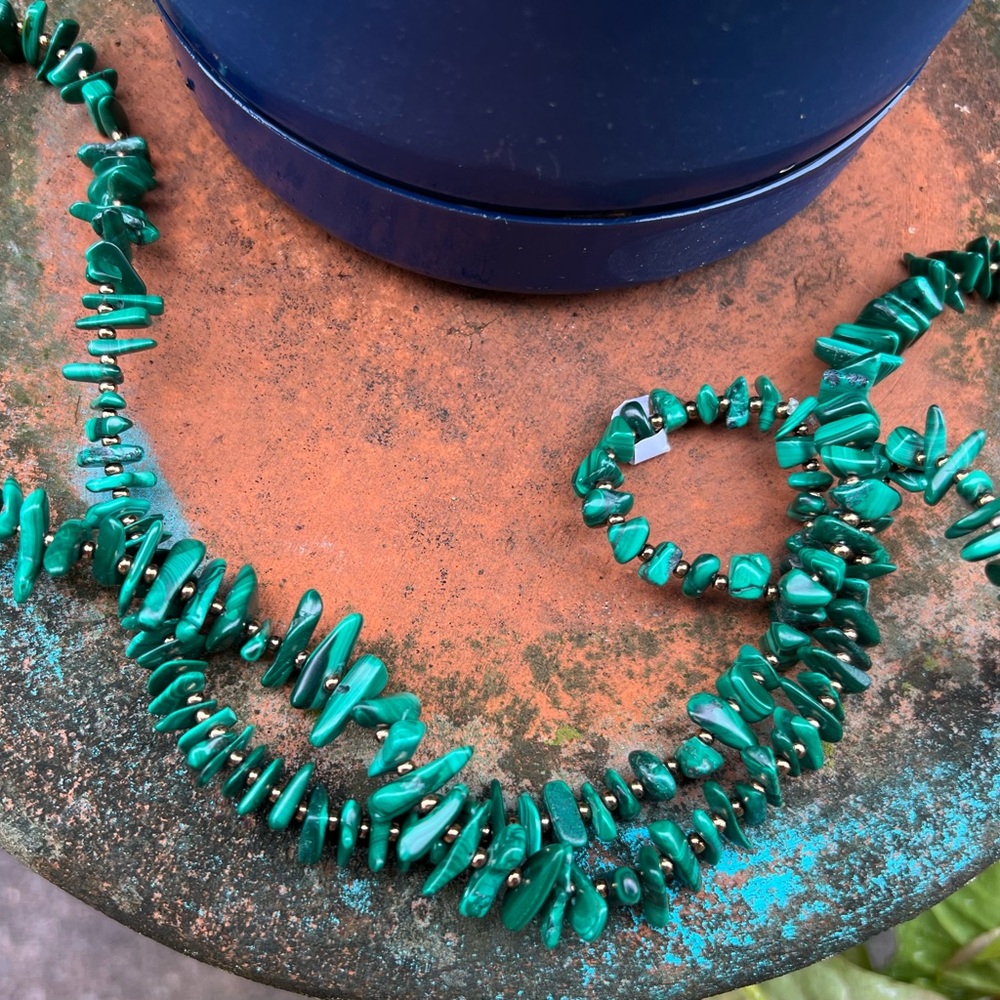Malachite 30” chip stone and gold necklace